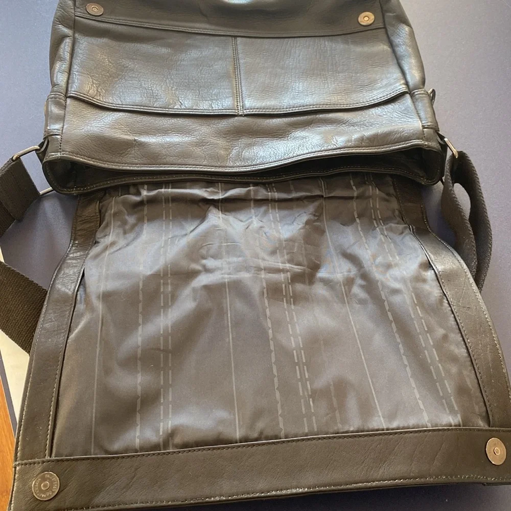 KENNETH COLE  Reaction Black Classic Leather Messenger Laptop Bag‎ Cognac